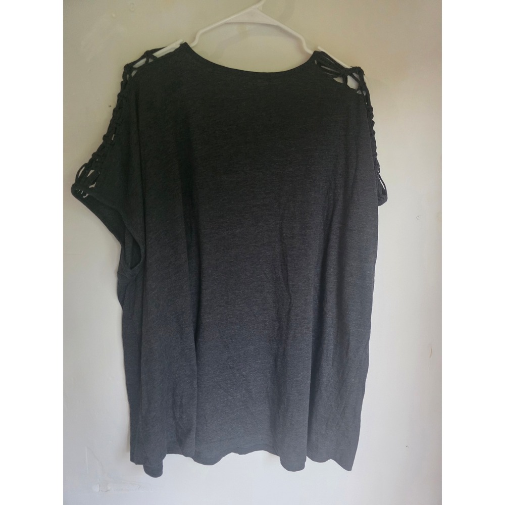 Lane Bryant Swing Tee Charcoal Gray Macrame Crochet Shoulder V-Neck Top 26/28 - Picture 6 of 6